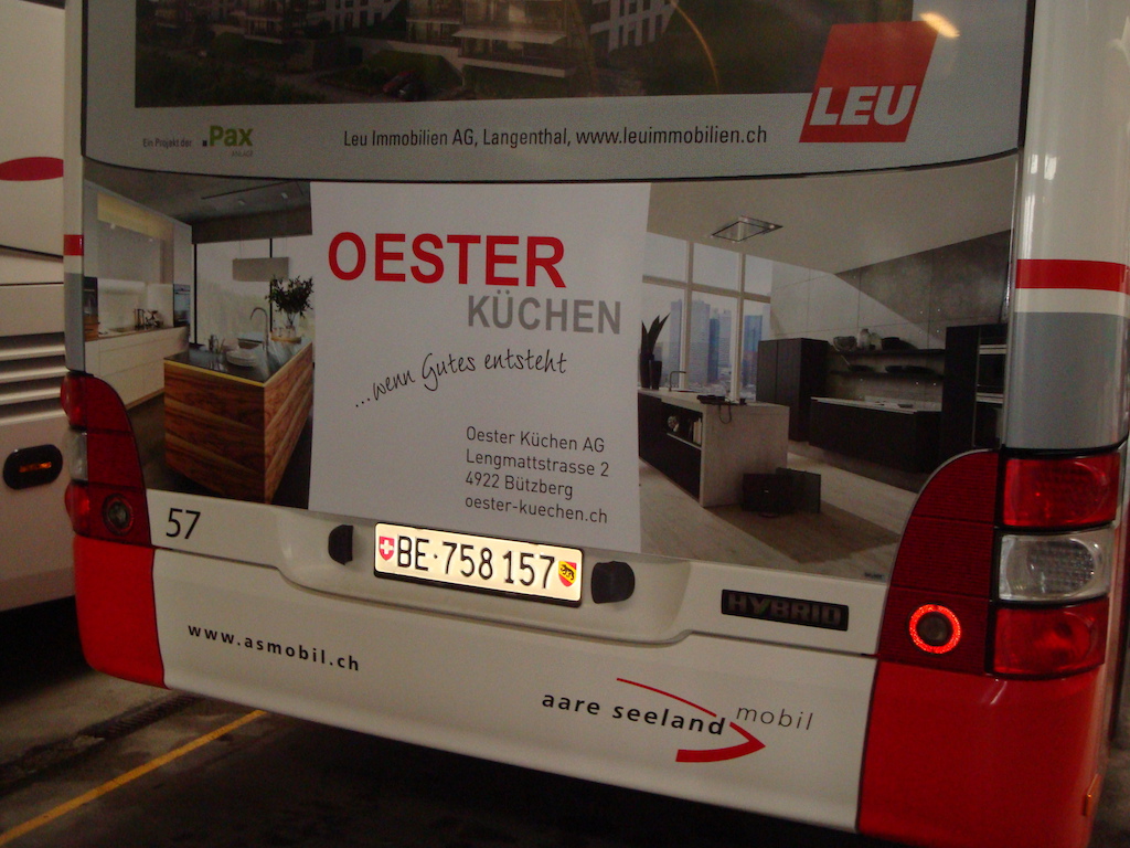 Werbung für Oester Küchen an einem Stadtbus in Langenthal